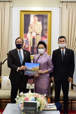 U.S. Embassy Charge D'Affaires and USAID Mission Director meet with Thailand’s President of the Supreme Court